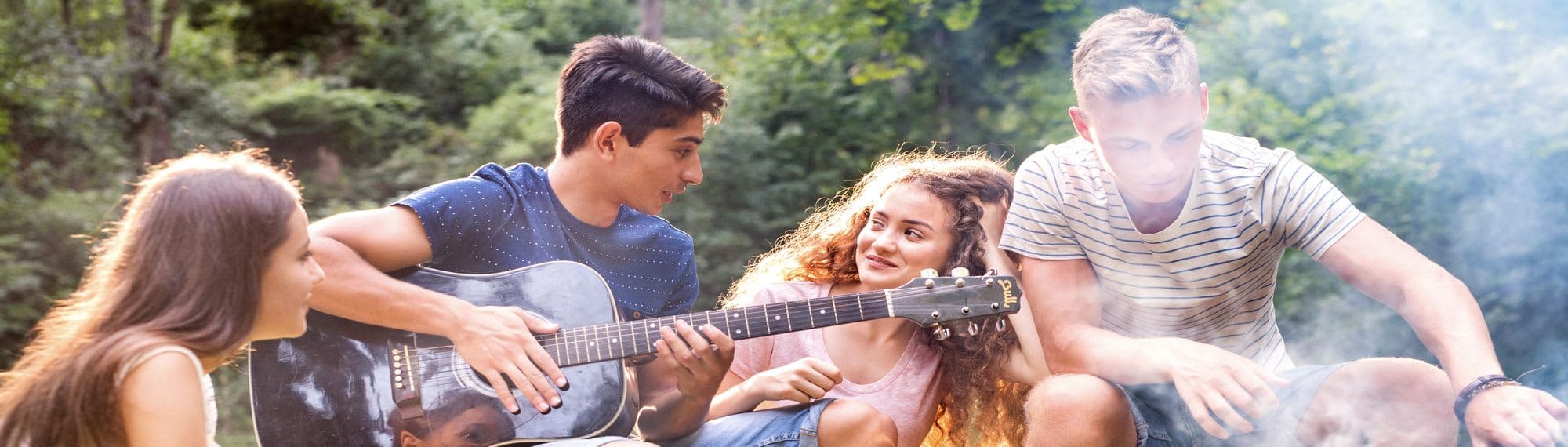 Groupe d'ados en bivouac